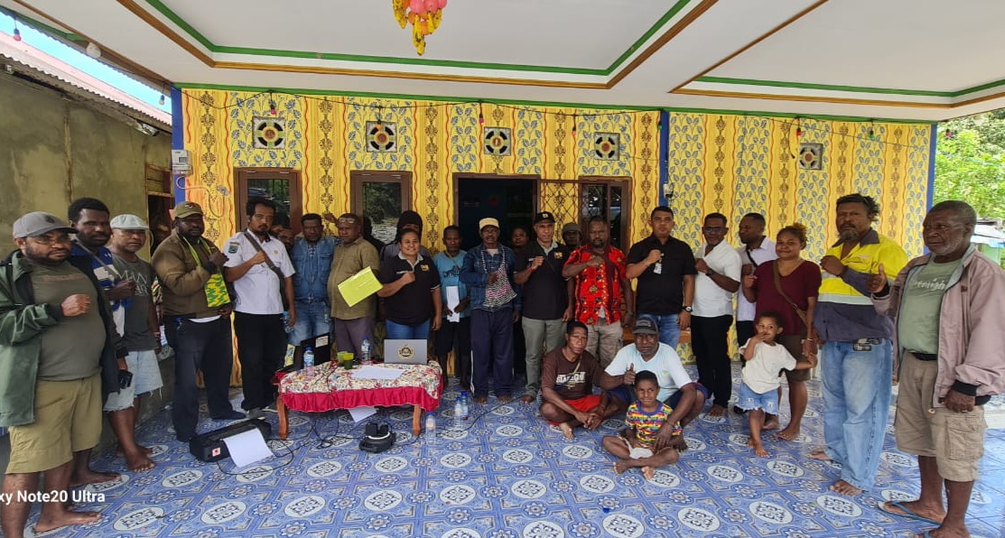 DPW APRI Papua Barat bersama Tim Pemda Manokwari saat menggelar pertemuan dengan masyarakat pemilik ulayat di lokasi pertambangan emas di Manokwari belum lama ini (ist)